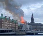 Καταστράφηκε από φωτιά το ιστορικό παλιό χρηματιστήριο της Κοπεγχάγης (video)